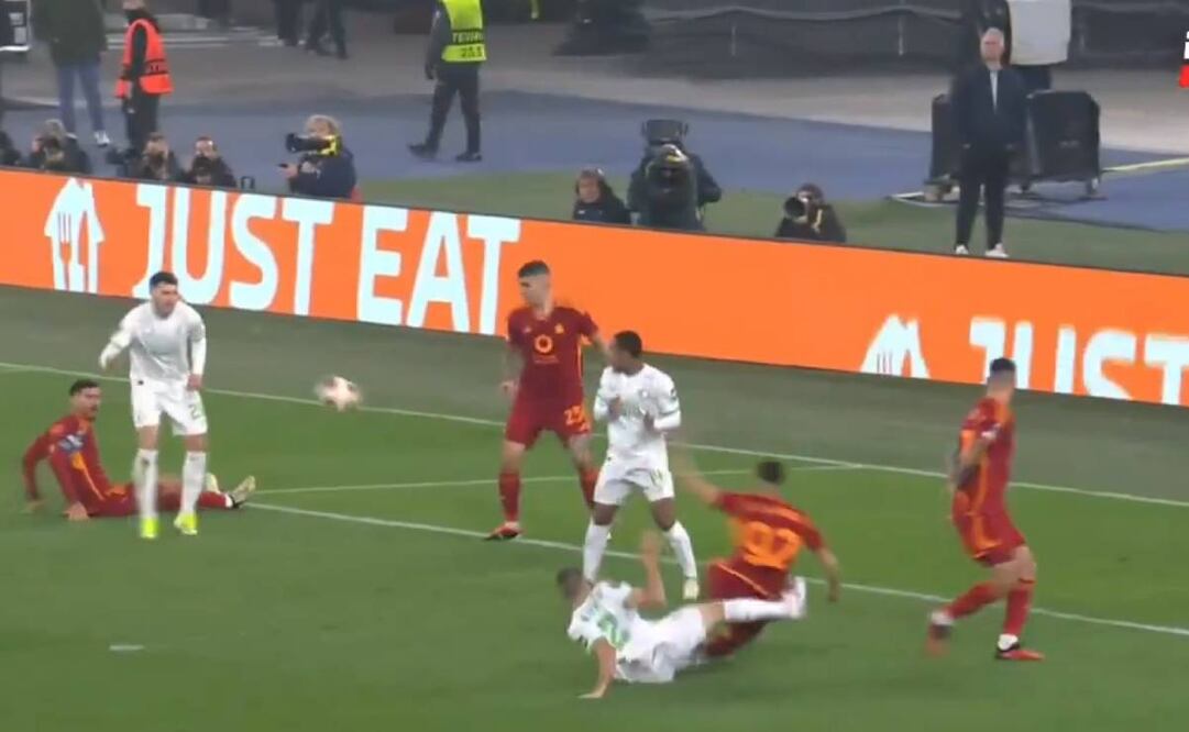 Santiago Giménez metió gol con el Feyenoord luego de que el balón le pegara en el hombro. Foto: Especial