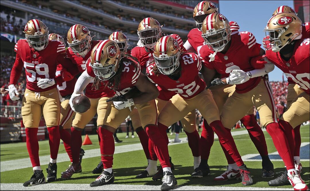 Fred Warner (54), de los 49ers, celebra junto a sus compañeros su TD tras una intercepción en el duelo ante Patriots. FOTO: AP