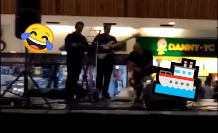 ¡Titanic a la mexicana! Se inunda plaza y músicos lo toman con humor