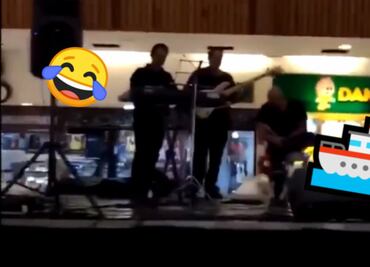 ¡Titanic a la mexicana! Se inunda plaza y músicos lo toman con humor