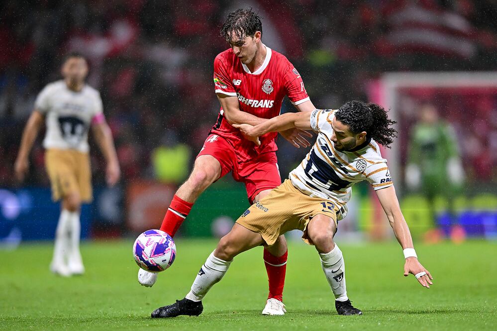 Marcel Ruiz y César Huerta, durante el partido correspondiente a la jornada 11 del torneo Apertura 2024 entre los Diablos rojos de Toluca y los Pumas. FOTO: Imago7