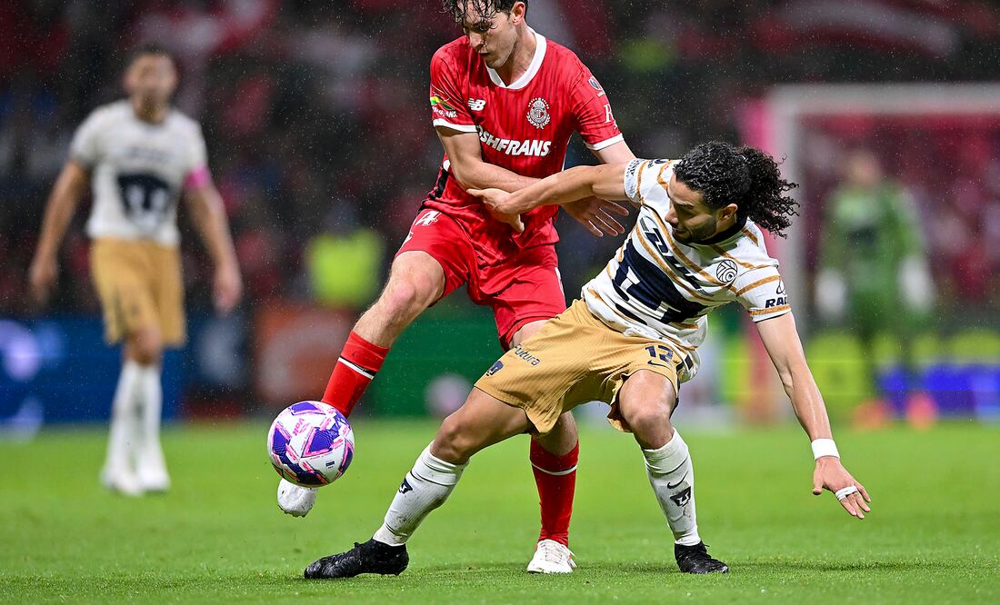 Marcel Ruiz y César Huerta, durante el partido correspondiente a la jornada 11 del torneo Apertura 2024 entre los Diablos rojos de Toluca y los Pumas. FOTO: Imago7