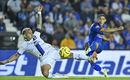 Cruz Azul se olvida de la crisis y con una noche mágica de Antuna vence a Rayados