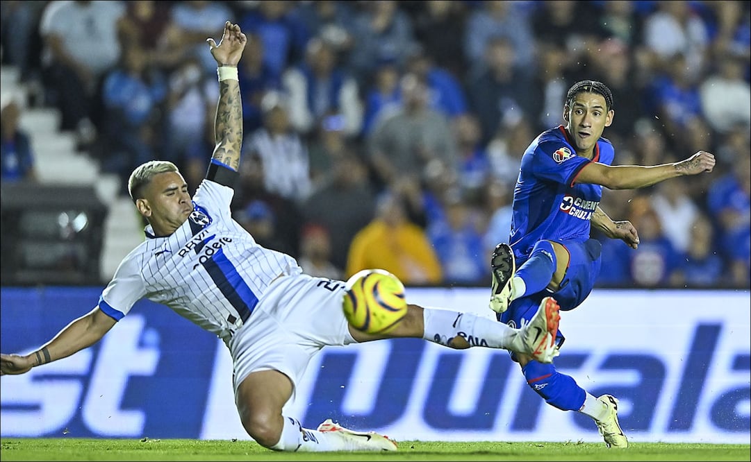 Uriel Antuna dispara para anotar gol ante Monterrey. FOTOS: Imago7