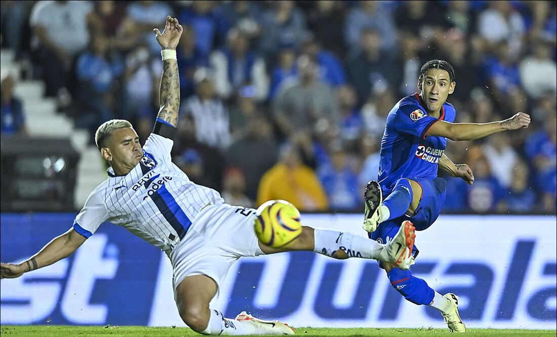 Uriel Antuna dispara para anotar gol ante Monterrey. FOTOS: Imago7
