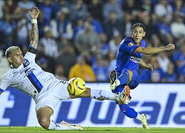 Cruz Azul se olvida de la crisis y con una noche mágica de Antuna vence a Rayados