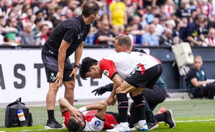 Santiago Giménez sufre lesión y salió en camilla durante el juego Feyenoord vs NAC