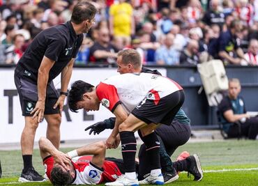 Santiago Giménez sufre lesión y salió en camilla durante el juego Feyenoord vs NAC