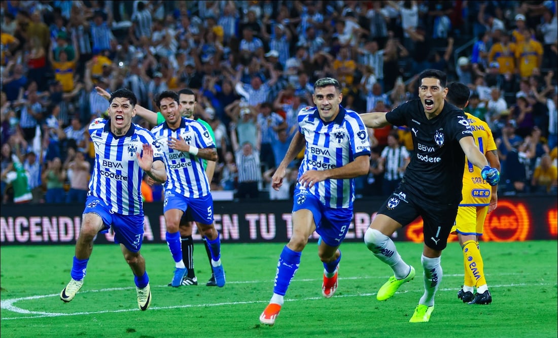 Jugadores de Rayados celebran una de las anotaciones ante Tigres. FOTO: Imago7