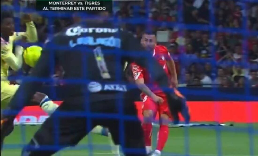 Pese a que la mano de Javairo Dilrosun fue clara, el VAR no decretó el penalti para Toluca. Foto: Especial