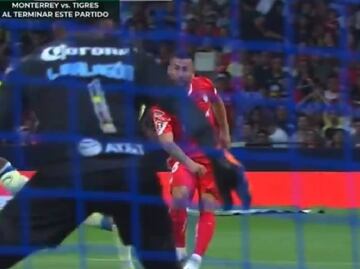 Arbitraje le perdonó un claro penalti al América luego de una clara mano de Javairo Dilrosun en el área