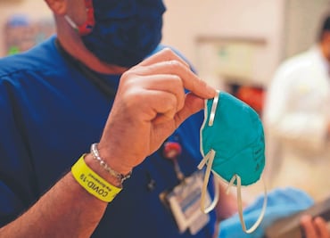 5 acciones cotidianas que contaminan tu cubrebocas y no sabías