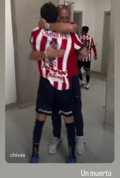 "Un muerto", escribió Alan Mozo en el video donde celebra junto a Javier Hernández. FOTO: Captura