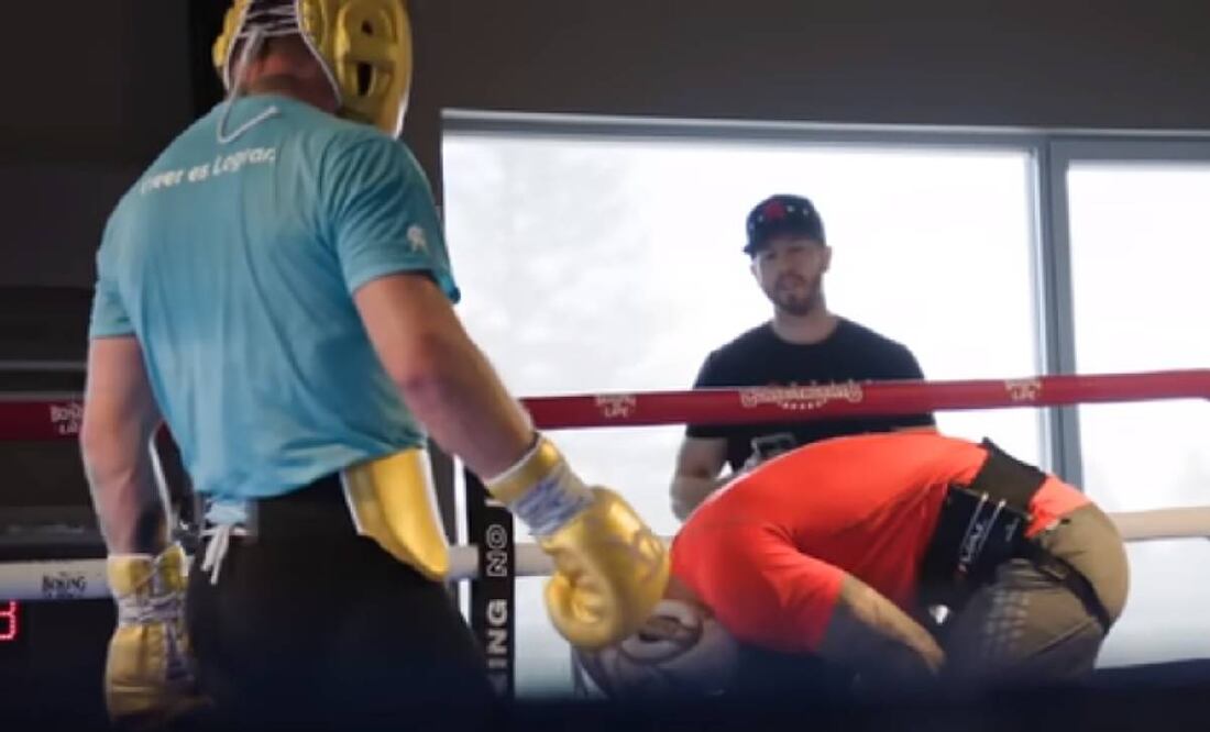 Canelo Álvarez dobló con un derechazo a Maciej Sulecki, uno de sus sparrings. Foto: Especial
