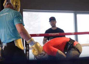 Canelo Álvarez demostró que trae pegada para la pelea ante Munguía al noquear a unos de sus sparrings