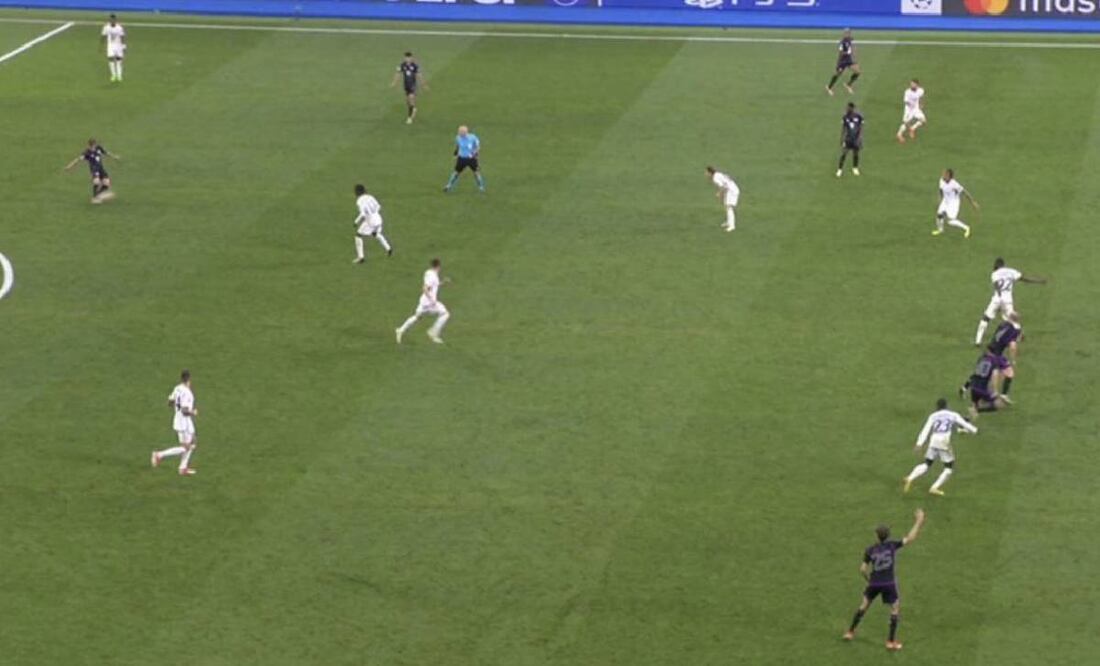 En los minutos finales, Bayern Múnich empató el partido ante Real Madrid, pero se marcó fuera de lugar, aparentemente inexistente. Foto: Especial