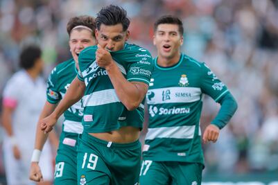 Santos Laguna aplasta 5-0 al Querétaro y liga su quinta victoria consecutiva. 