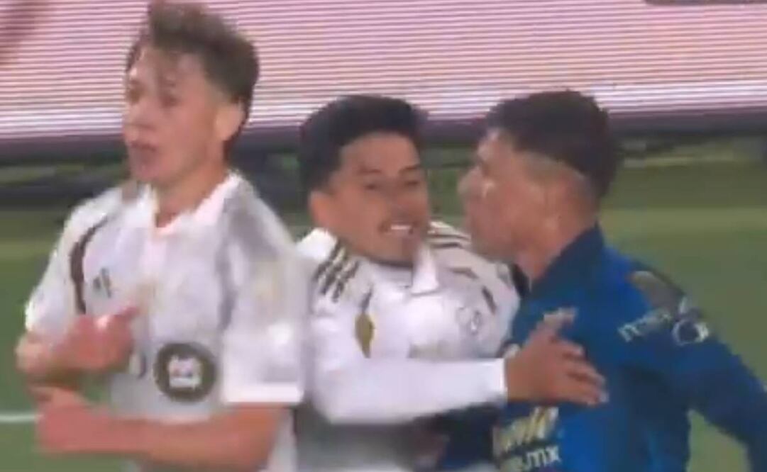 Chicote Calderón se calentó con un jugador del LAFC que se burló del América tras anotar el 2-1. Foto: Especial