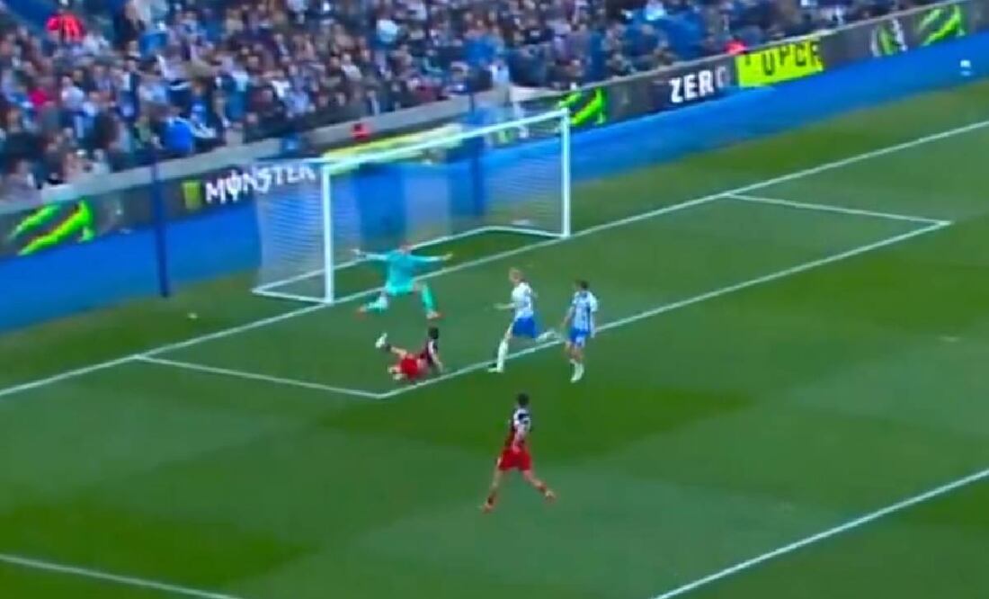 Raúl Jiménez marcó de esta manera el gol del Fulham ante el Brighton. Foto: Especial