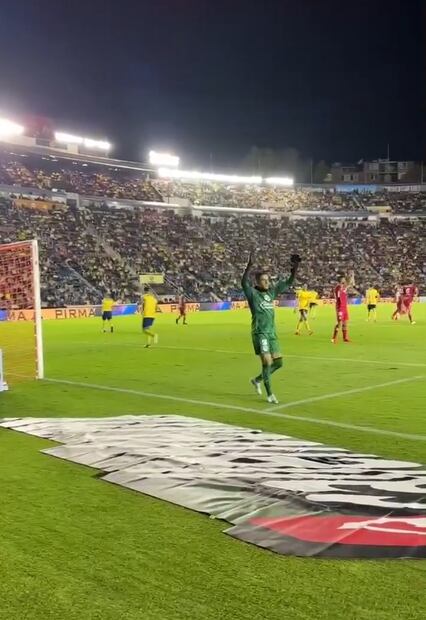 Así festejó Luis Ángel Malagón, simulando un 'gol de campo', tras el disparo desviado de Alexis Vega. FOTO: Captura