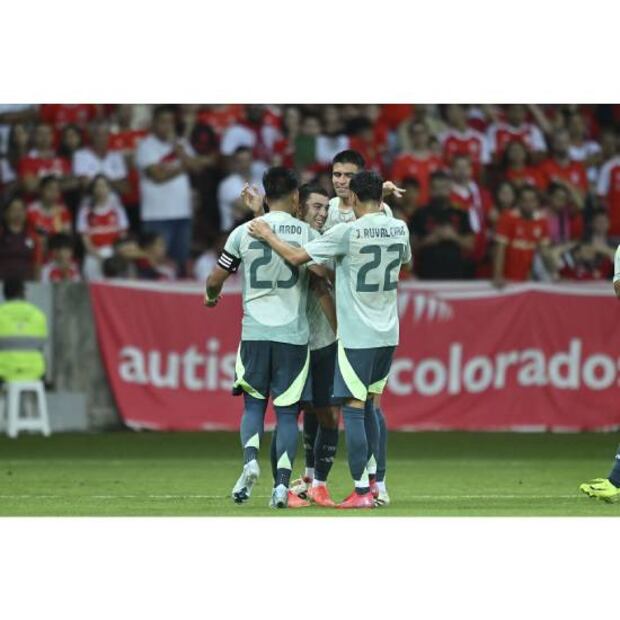 Erik Lira es felicitado por sus compañeros tras anotar con el Tri ante el Inter de Porto Alegre. Foto: Imago7