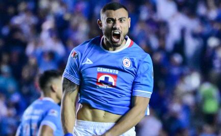 Giakoumakis ofrece jugosa propina a sus compañeros del Cruz Azul por asistencia de gol