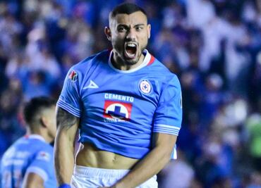 Giakoumakis ofrece jugosa propina a sus compañeros del Cruz Azul por asistencia de gol