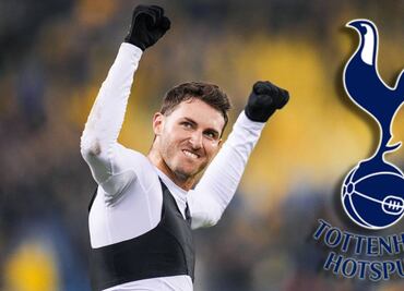 Santiago Giménez estuvo en Londres viendo un partido del Tottenham ¿Se va a la Premier League?