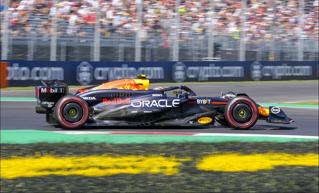 Sergio Pérez conduce su monoplaza en la práctica libre del GP de Italia. FOTO: AP