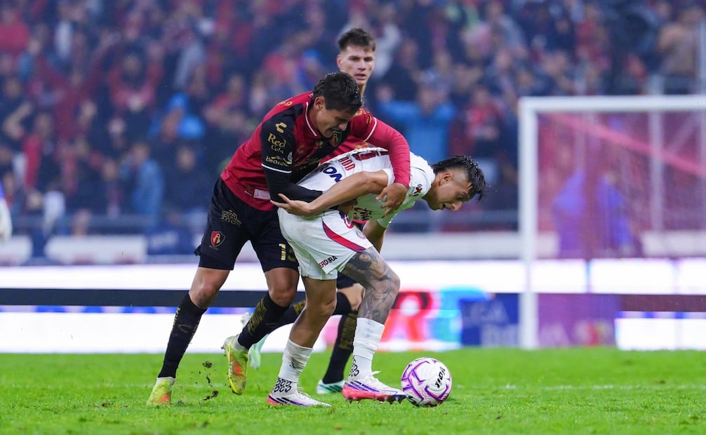 Roberto Alvarado ante los futbolistas de Atlas / Foto:Imago7