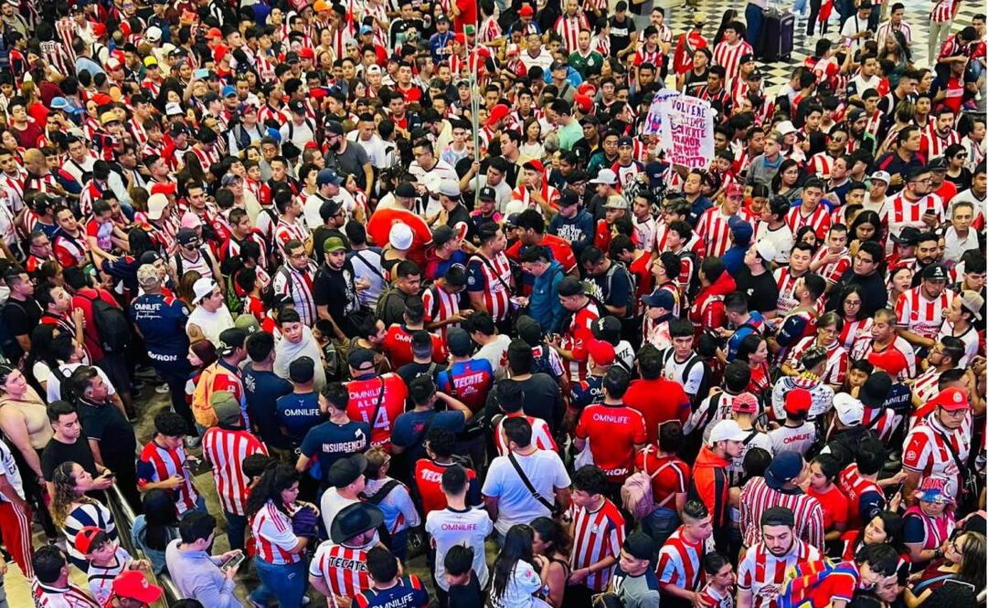 Chivas tuvo un enorme recibimiento en el AICM de parte de sus aficionados. Foto: Especial