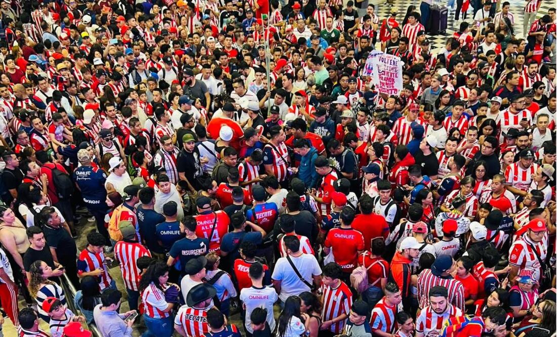 Chivas tuvo un enorme recibimiento en el AICM de parte de sus aficionados. Foto: Especial