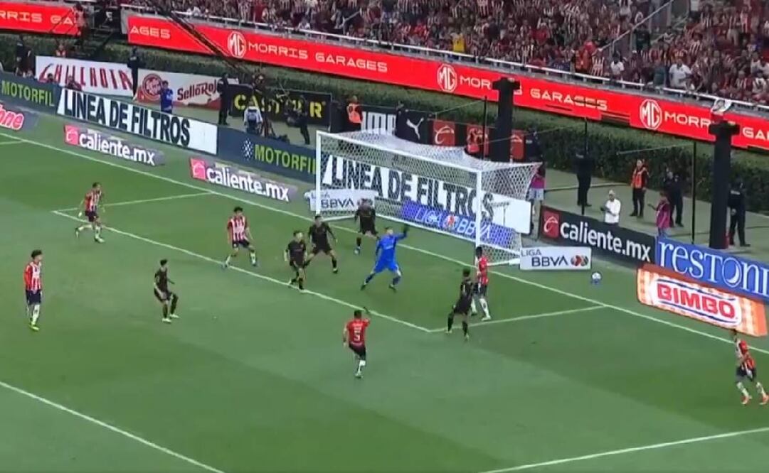 El Pocho Guzmán remató de volea y dejó parado a Tiago Volpi en el gol de Chivas. Foto: Especial