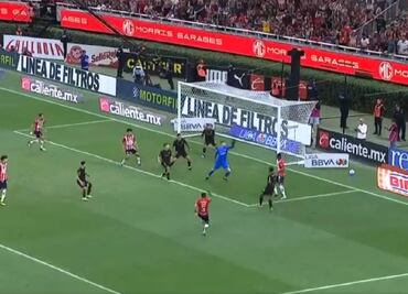 Pocho Guzmán se lució con un golazo que le dio el triunfo a Chivas ante Toluca