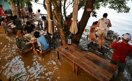 Tras lluvias torrenciales en Bangkok restaurante inundado es la sensación