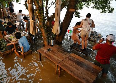 Tras lluvias torrenciales en Bangkok restaurante inundado es la sensación