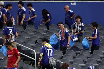 Aficionados de Japón piden 10 mil bolsas de basura para limpiar estadio Monterrey