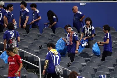 Aficionados de Japón piden 10 mil bolsas de basura para limpiar estadio Monterrey