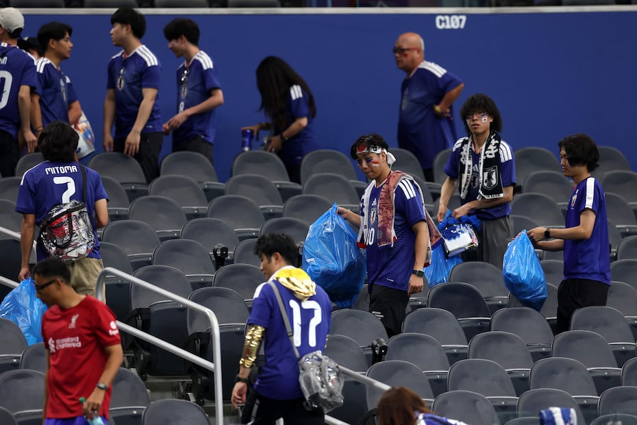 Aficionados japoneses limpiaron las gradas tras el empate de su equipo ante Países Bajos. FOTOS: Agencias