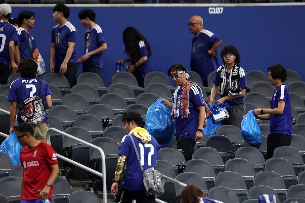 Aficionados japoneses limpiaron las gradas tras el empate de su equipo ante Países Bajos. FOTOS: Agencias