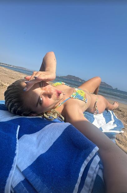 Nailea Vidrio se relaja en la playa donde estrenó imagen. FOTO: @naileavidrio