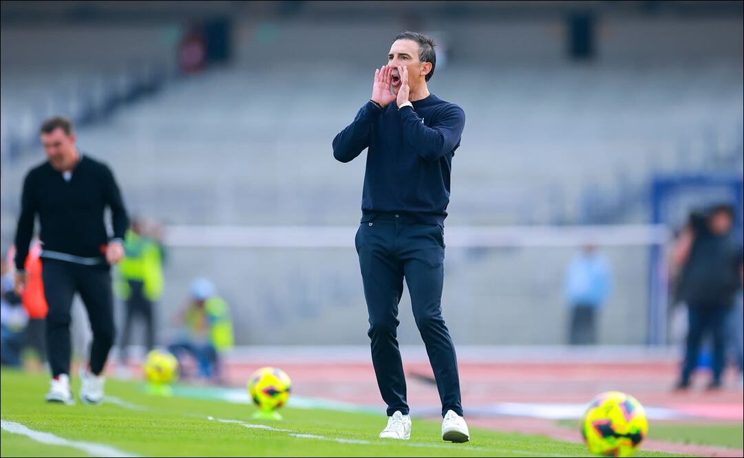 Martín Anselmi da indicaciones en el partido entre Cruz Azul y Puebla de la Jornada 3 del Clausura 2025. FOTO: Imago7