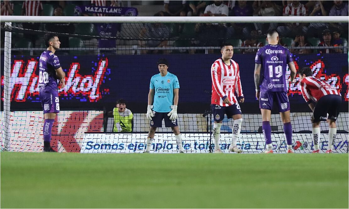 Erick Gutiérrez terminó de portero en Chivas Foto:Imago7