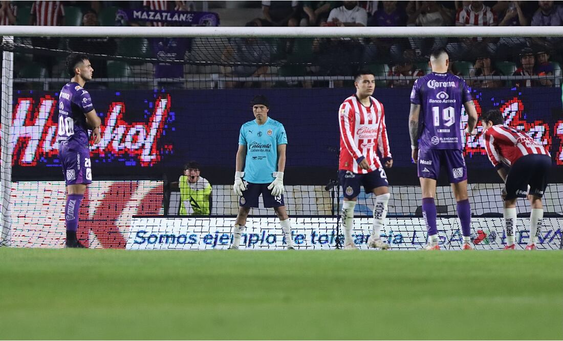 Erick Gutiérrez terminó de portero en Chivas Foto:Imago7
