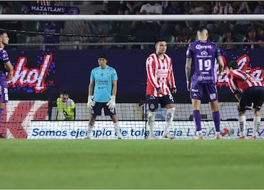 ¡Erick Gutiérrez de portero! El momento inesperado que sorprendió en el Chivas vs Mazatlán