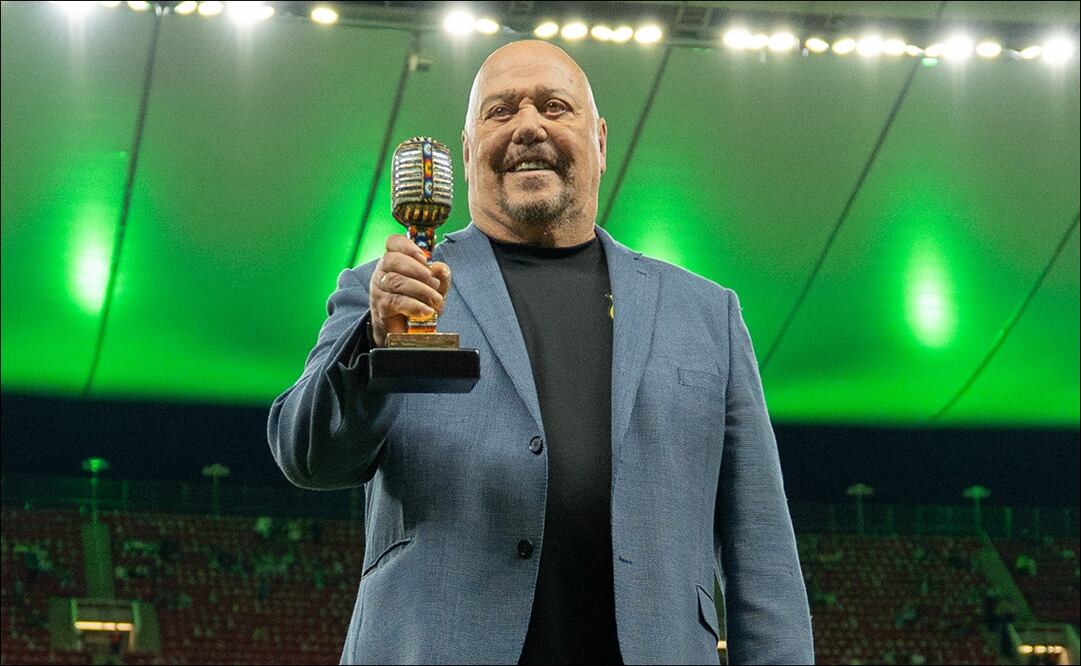 Enrique Bermúdez recibe un reconocimiento a su trayectoria, previo a un partido de la Selección Mexicana. FOTO: Imago7