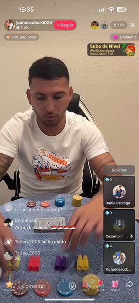 Juan Escobar lee las cartas y explica un juego de fichas en transmisiones de Tik Tok. Foto: Especial