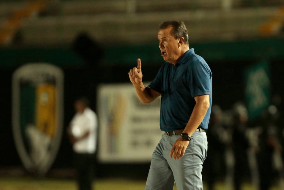 Efrain Flores, durante su etapa como director técnico de Minero - Foto: Imago7