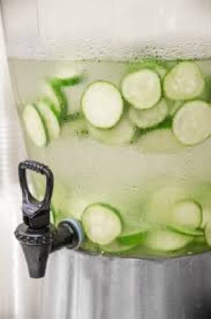 ¿No te gusta el agua simple? Aquí 3 aguas naturales para calmar el calor e hidratarte