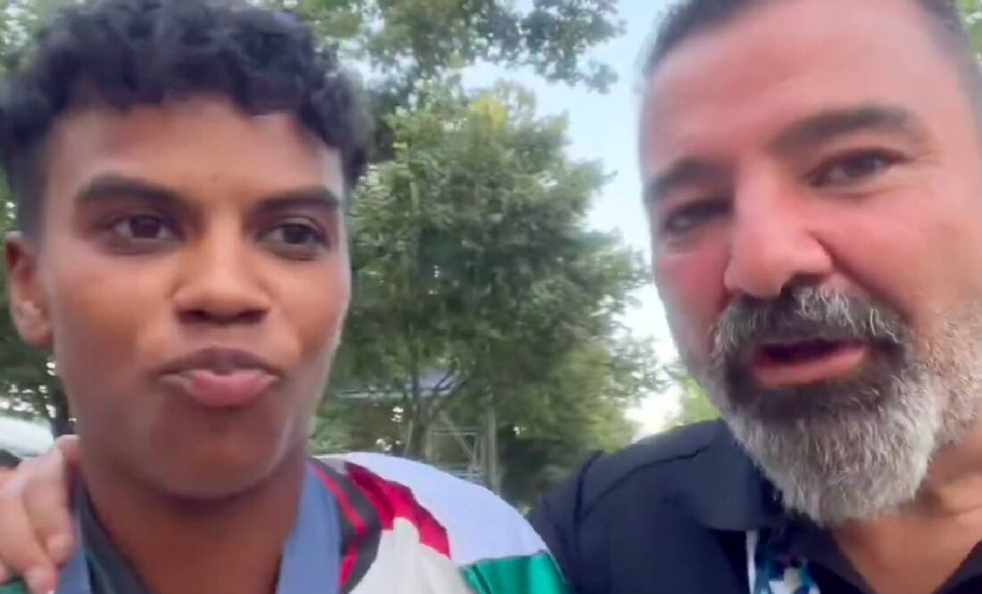 Odin Ciani realizó una incómoda entrevista a Prisca Witi, donde nunca dejó de abrazarla. Foto: Especial